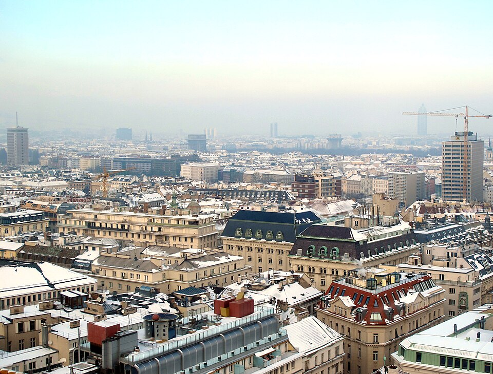 Weiter Blick über Dächer und Gebäude der Stadt Wien