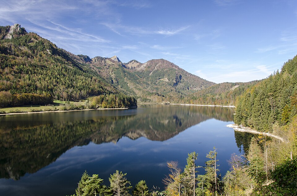 Blick über den Schwarzensee im Salzkammergut auf bewaldete Berge